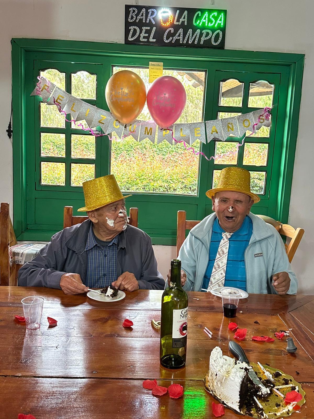 Celebración de cumpleaños de residentes en la casa del campo