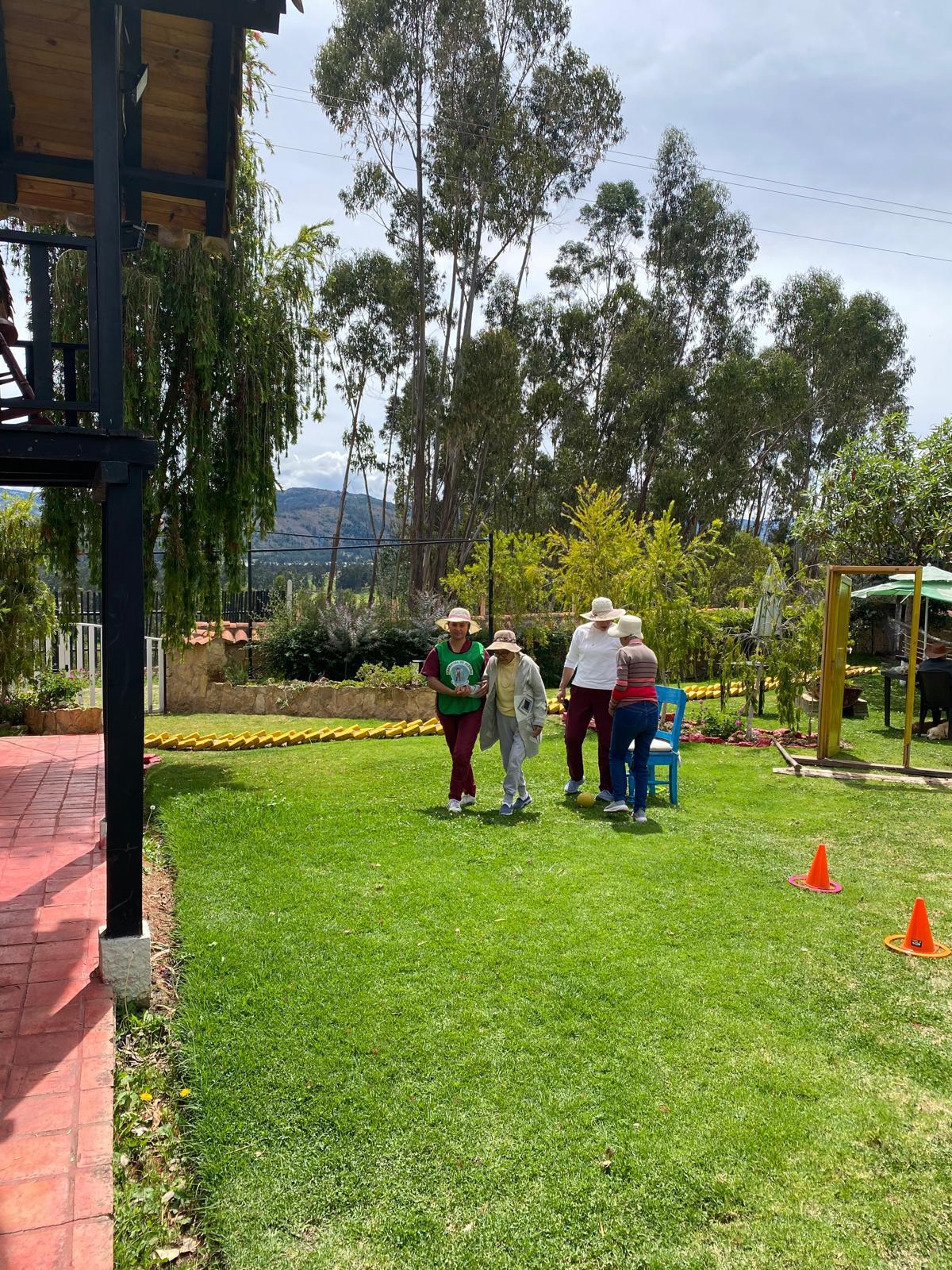 Actividad física guiada en el jardín del centro campestre