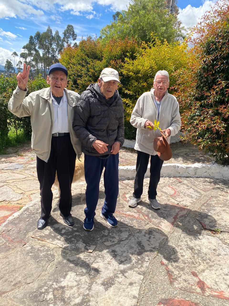 Tres residentes disfrutando del jardín en un día soleado
