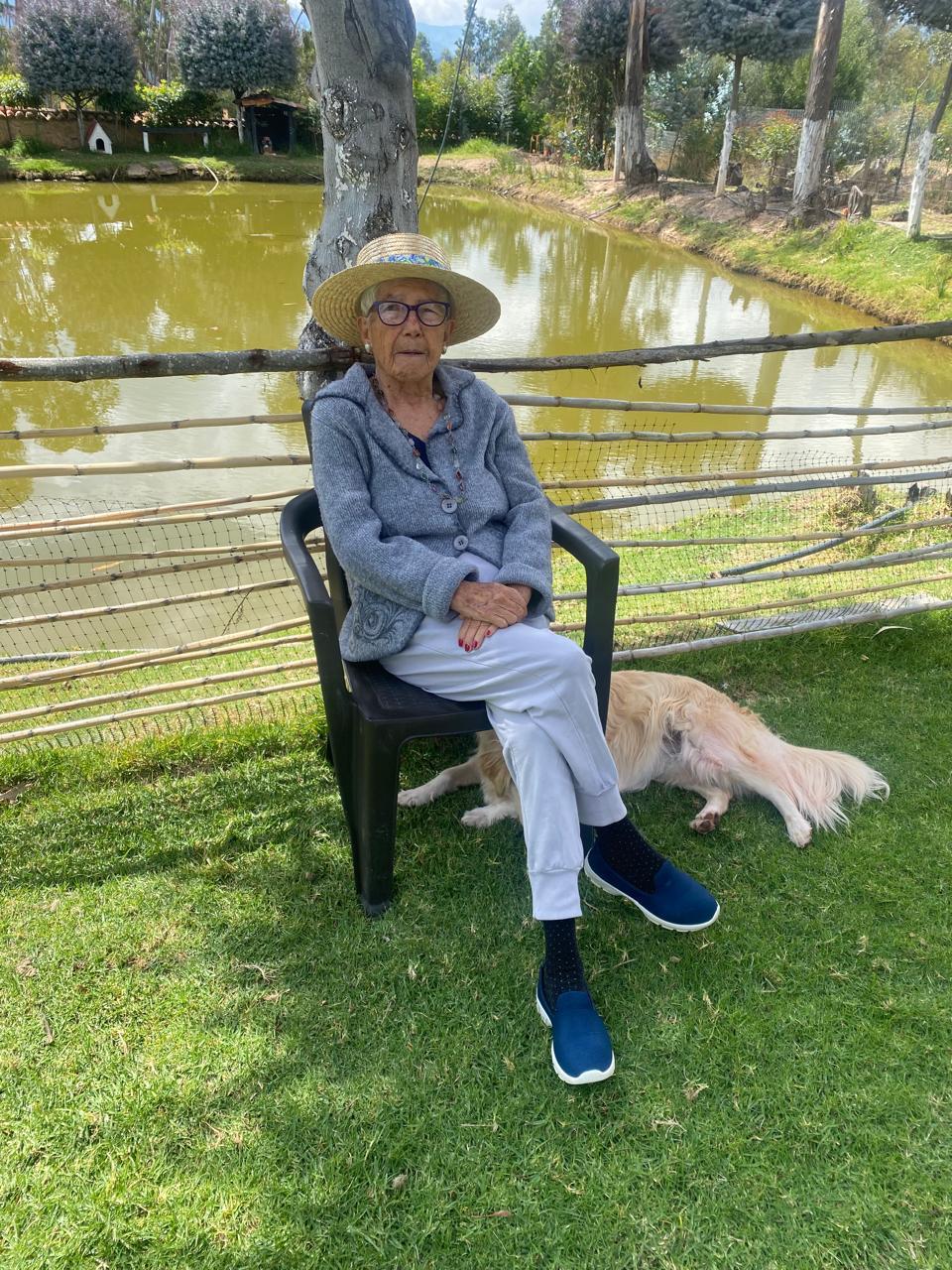 Residente descansando junto al lago acompañada de su perro