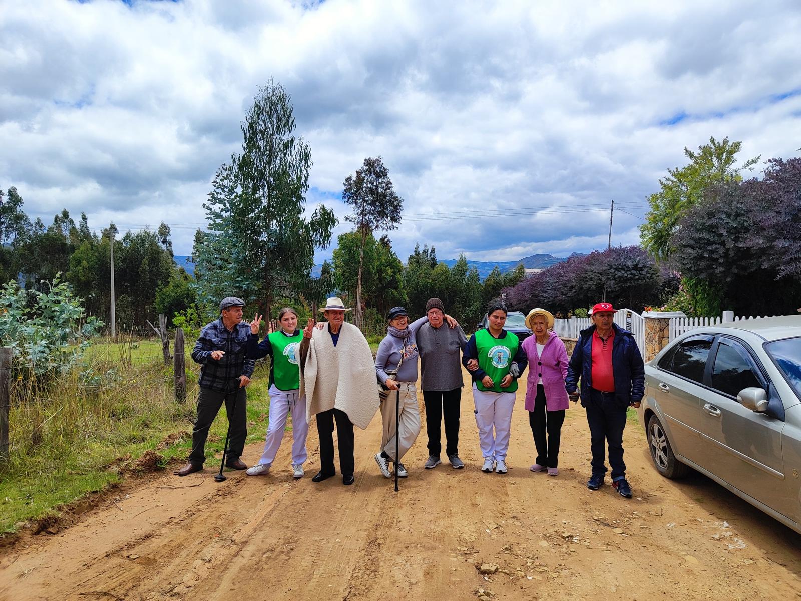 Paseo grupal con cuidadoras por los senderos del campo
