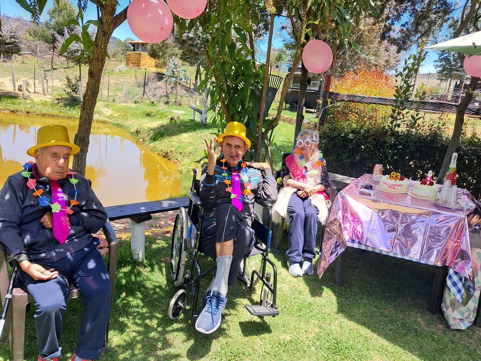 Celebración de cumpleaños número 93 en el jardín junto al lago