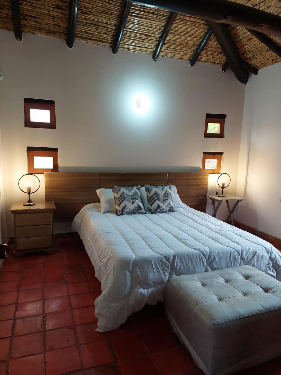 Habitación amplia con cama doble y luz natural
