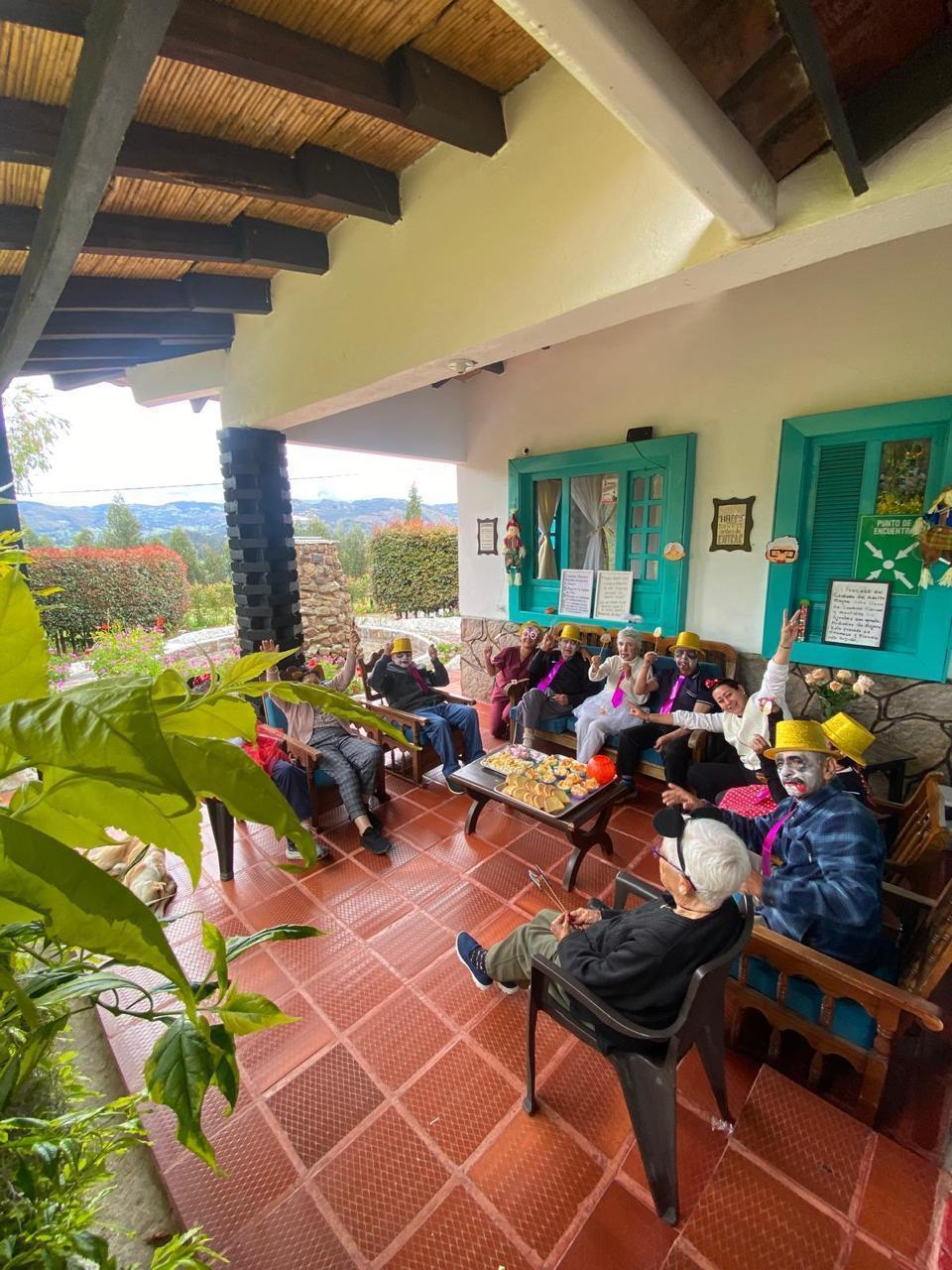 Residentes compartiendo en la terraza